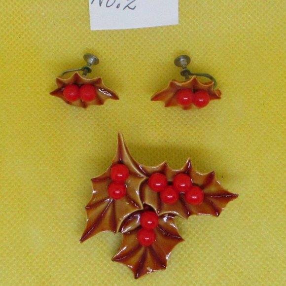 NO 2 VTG Celluloid Holly Berry Christmas Pin Brooch & Matching Holly Berry Chris - Picture 8 of 10